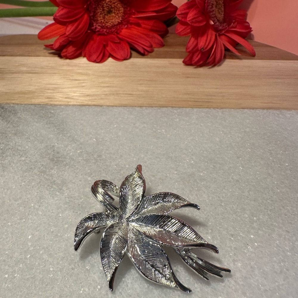 Signed Gerry Stylish Leaf Design Silver Tone Textured Vintage Pin Brooch